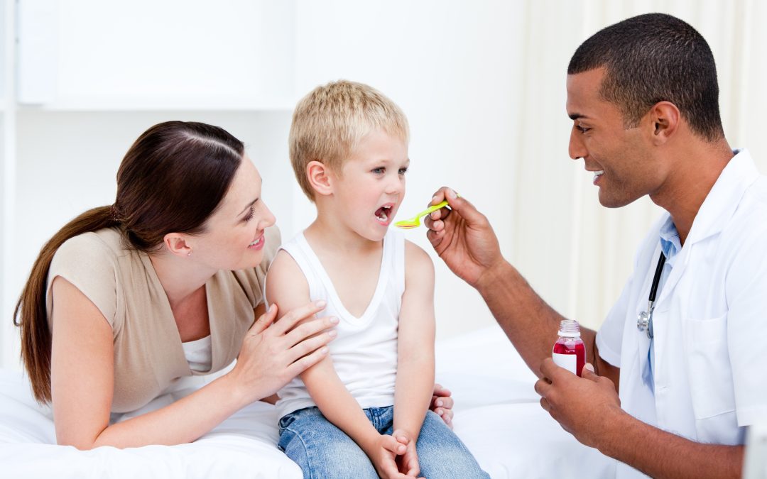 pharmacien conseillant des parents sur les laits infantiles