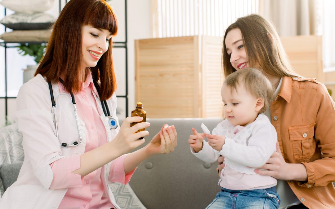 Pharmacien conseillant des parents sur des produits bébé en pharmacie